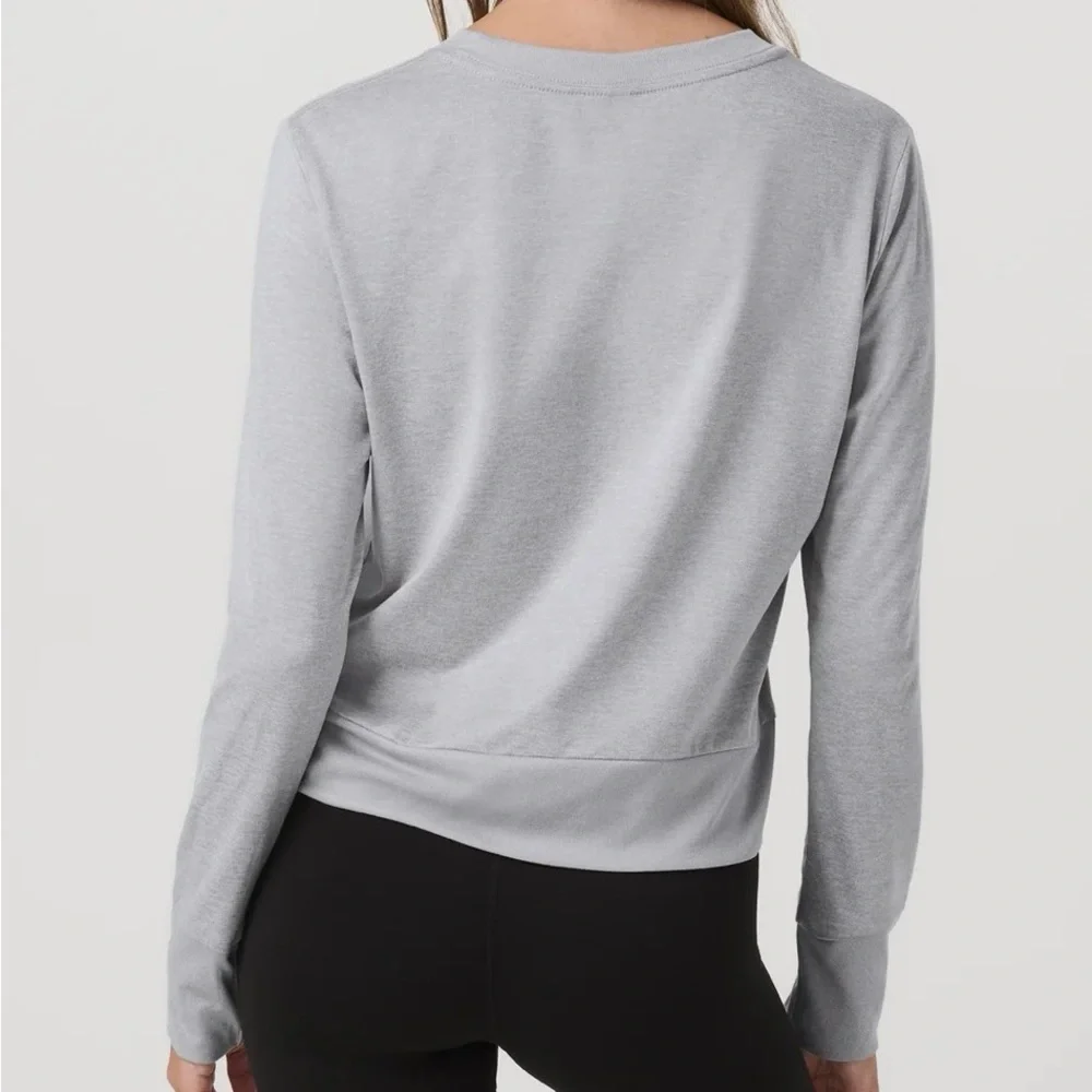 Vuori Daydream Crew Light Gray Women’s Long Sleeve Pullover Top - Picture 3 of 8
